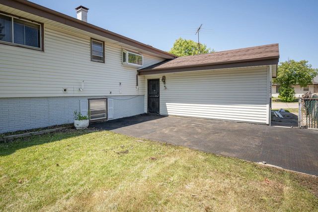 7821 w hustis STREET, Milwaukee, WI 53223