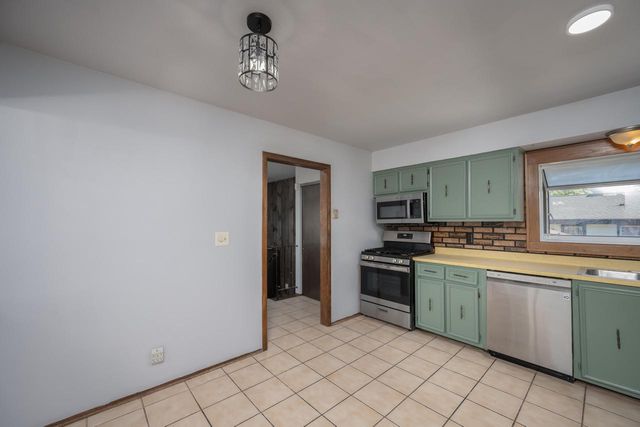 7821 w hustis STREET, Milwaukee, WI 53223