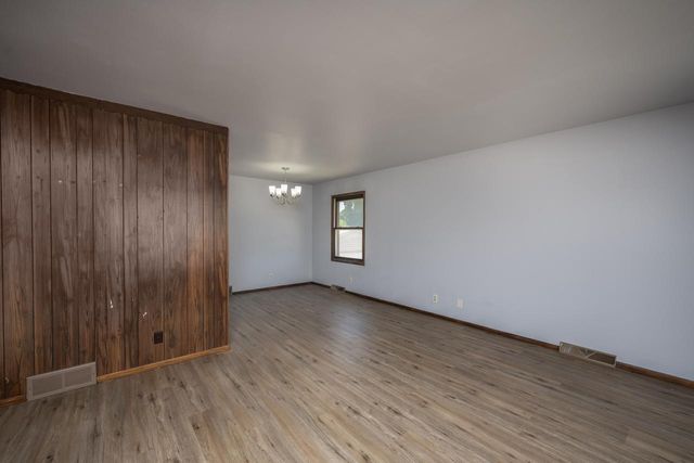 7821 w hustis STREET, Milwaukee, WI 53223