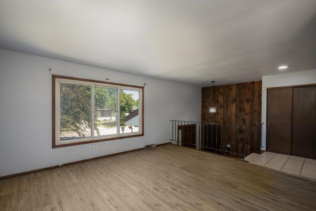 7821 w hustis STREET, Milwaukee, WI 53223