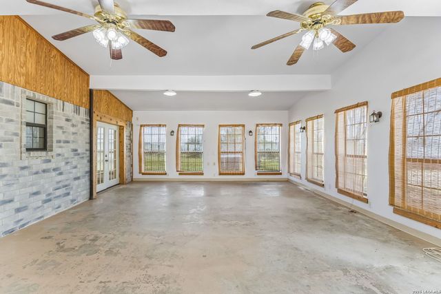 661 HICKORY FORREST DR, Seguin, TX 78155
