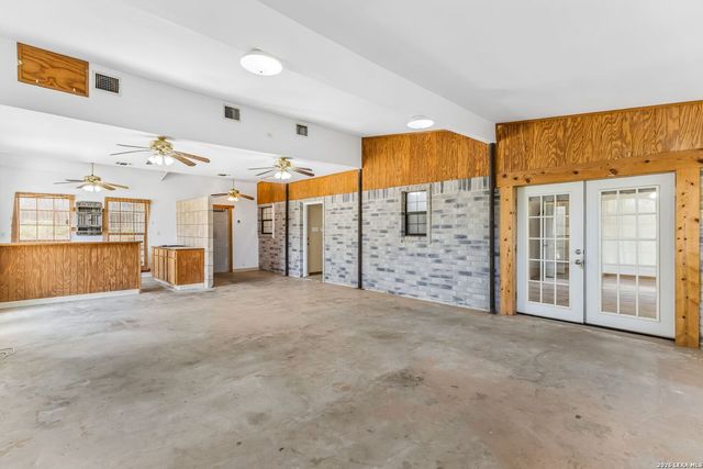 661 HICKORY FORREST DR, Seguin, TX 78155