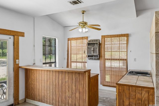 661 HICKORY FORREST DR, Seguin, TX 78155