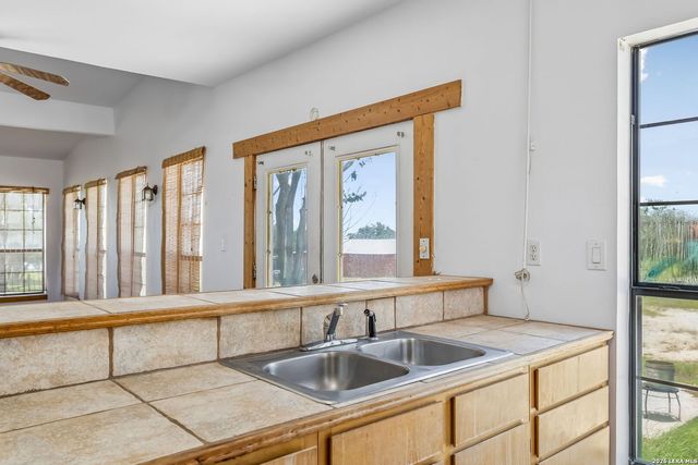 661 HICKORY FORREST DR, Seguin, TX 78155