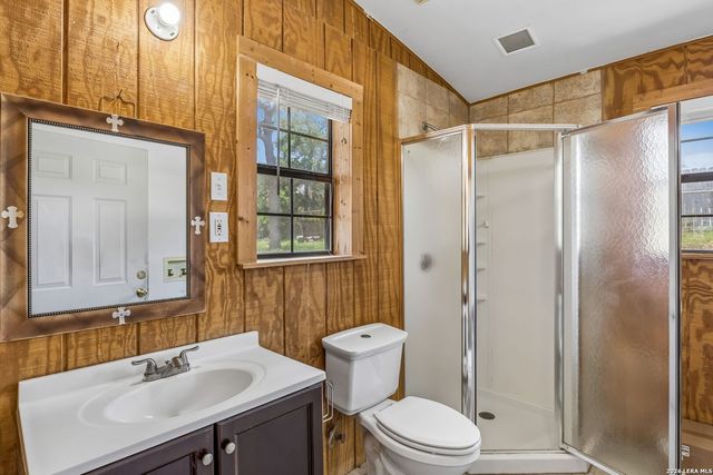 661 HICKORY FORREST DR, Seguin, TX 78155