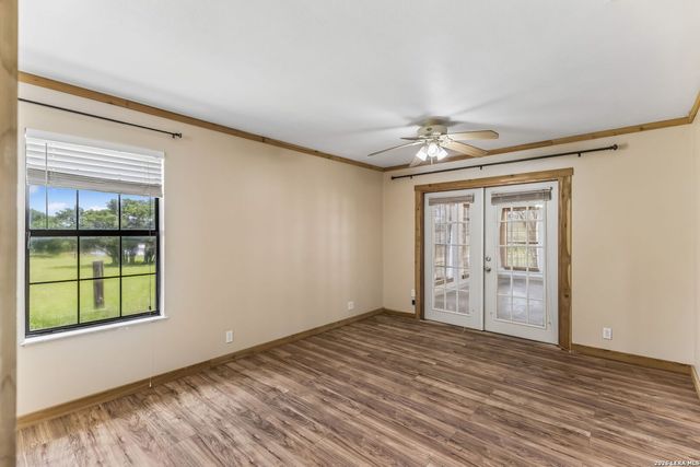 661 HICKORY FORREST DR, Seguin, TX 78155