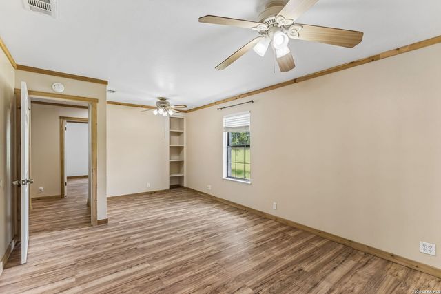 661 HICKORY FORREST DR, Seguin, TX 78155