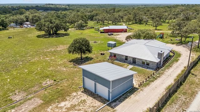 661 HICKORY FORREST DR, Seguin, TX 78155