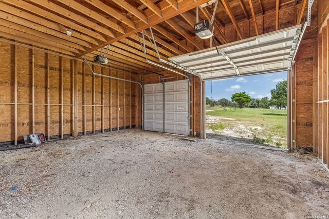 661 HICKORY FORREST DR, Seguin, TX 78155