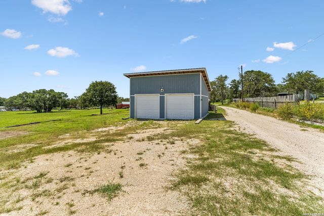 661 HICKORY FORREST DR, Seguin, TX 78155