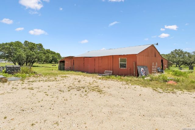 661 HICKORY FORREST DR, Seguin, TX 78155