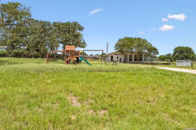 661 HICKORY FORREST DR, Seguin, TX 78155