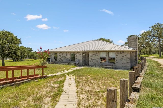 661 HICKORY FORREST DR, Seguin, TX 78155