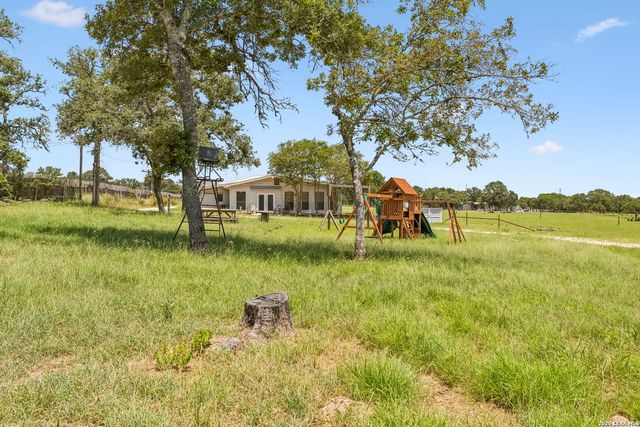 661 HICKORY FORREST DR, Seguin, TX 78155