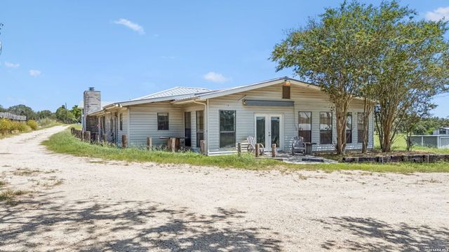 661 HICKORY FORREST DR, Seguin, TX 78155