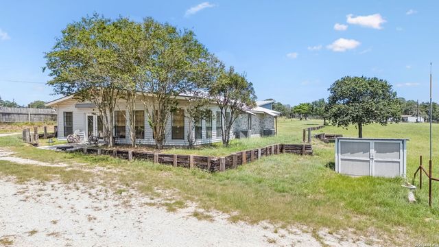 661 HICKORY FORREST DR, Seguin, TX 78155