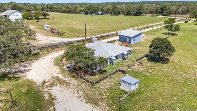 661 HICKORY FORREST DR, Seguin, TX 78155