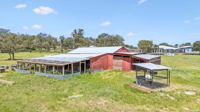661 HICKORY FORREST DR, Seguin, TX 78155