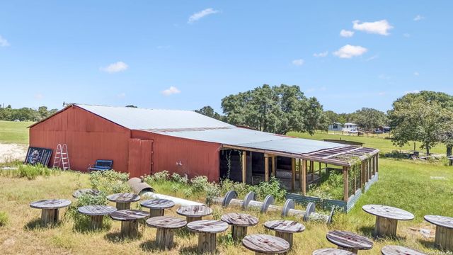 661 HICKORY FORREST DR, Seguin, TX 78155