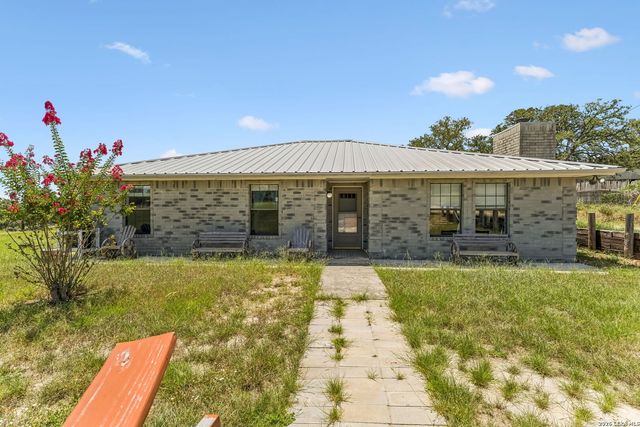 661 HICKORY FORREST DR, Seguin, TX 78155