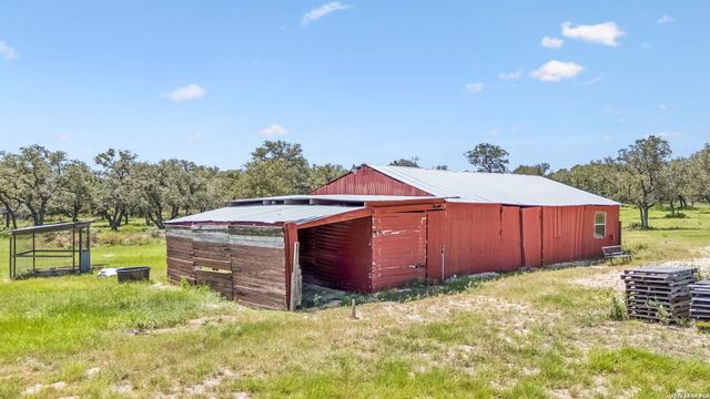 661 HICKORY FORREST DR, Seguin, TX 78155