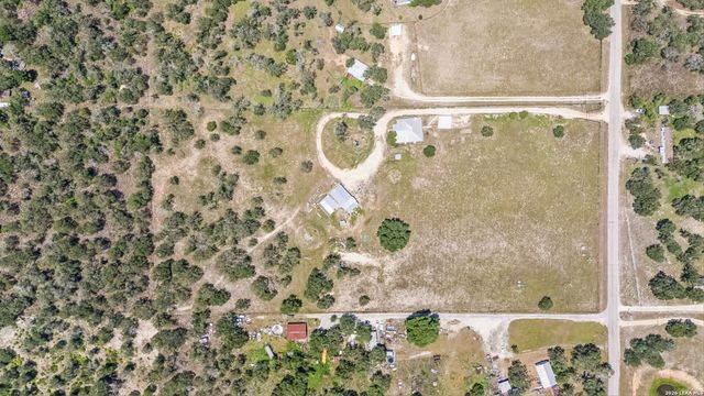 661 HICKORY FORREST DR, Seguin, TX 78155