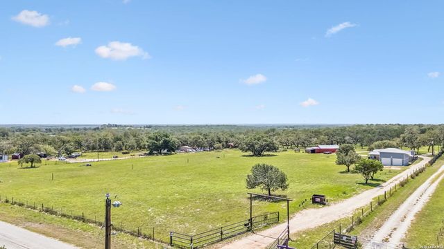 661 HICKORY FORREST DR, Seguin, TX 78155