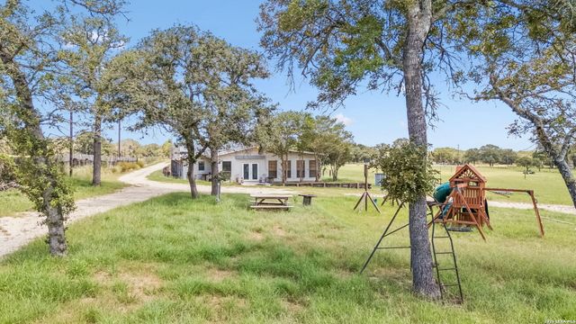 661 HICKORY FORREST DR, Seguin, TX 78155