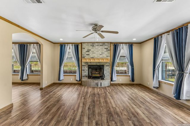661 HICKORY FORREST DR, Seguin, TX 78155