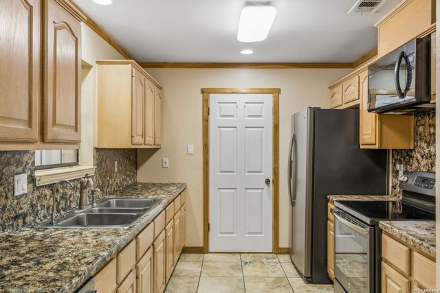 661 HICKORY FORREST DR, Seguin, TX 78155