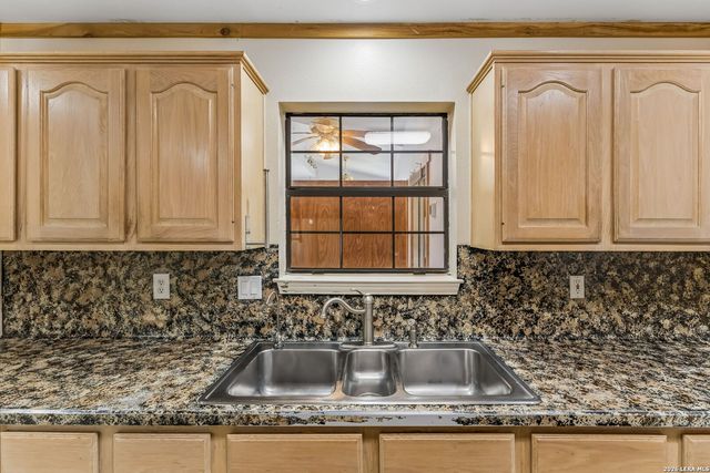 661 HICKORY FORREST DR, Seguin, TX 78155