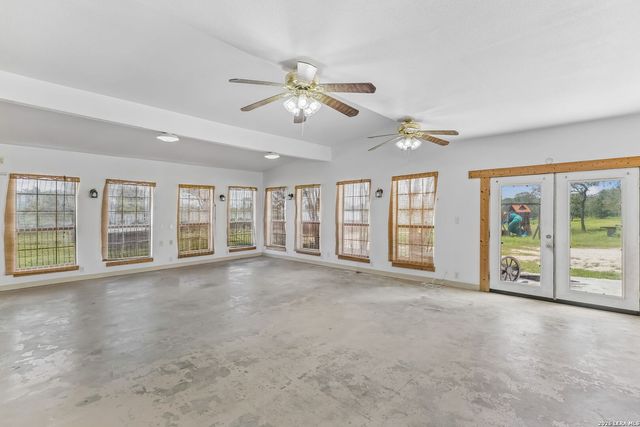 661 HICKORY FORREST DR, Seguin, TX 78155