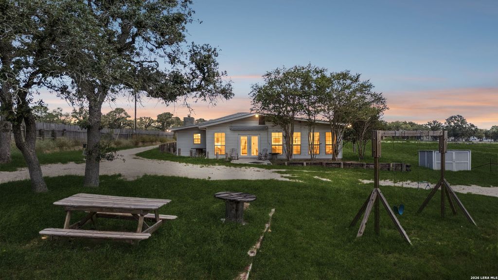 661 HICKORY FORREST DR, Seguin, TX 78155
