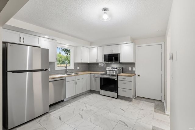 9529 Wolf River Place, Fort Wayne, IN 46804