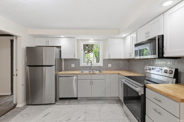 9529 Wolf River Place, Fort Wayne, IN 46804
