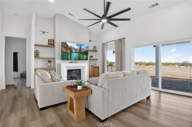 4084 Chevoit, Phelan, CA 92371