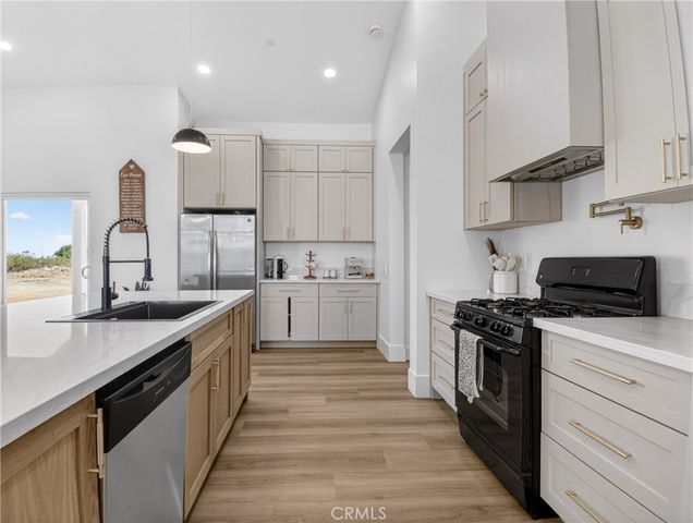 4084 Chevoit, Phelan, CA 92371