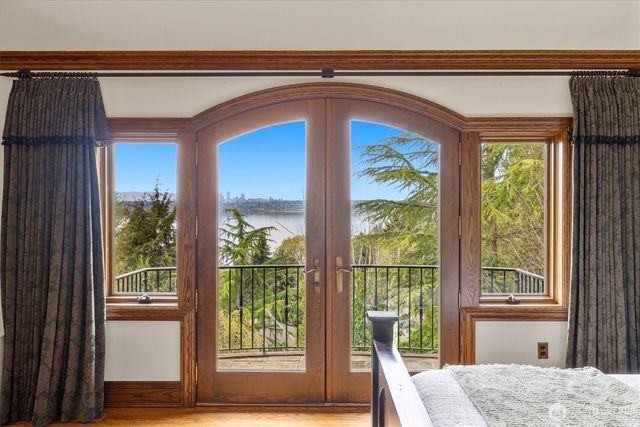 4725 W Mercer Way, Mercer Island, WA 98040