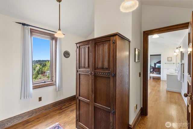 4725 W Mercer Way, Mercer Island, WA 98040