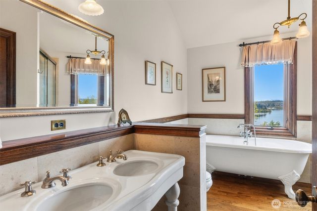 4725 W Mercer Way, Mercer Island, WA 98040