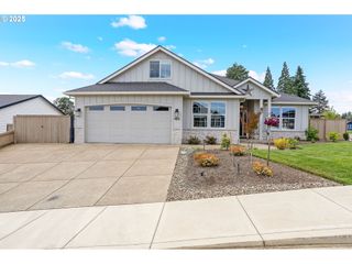493 Nw CRATER LAKE Dr, Dallas, OR 97338