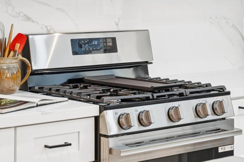 Image 12 of property listing at 1276 Laurel Hill Drive, San Mateo, CA 94402