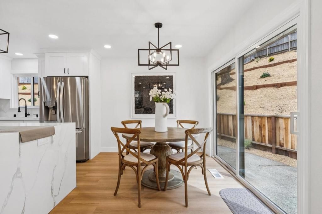 Image 17 of property listing at 1276 Laurel Hill Drive, San Mateo, CA 94402