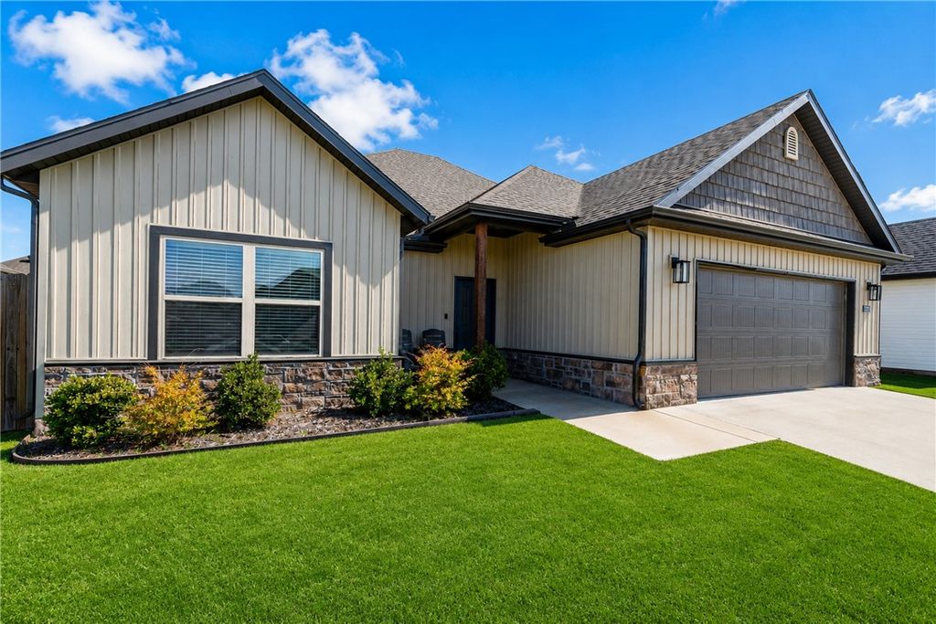 1010 Sunshine Court, Centerton, AR 72719