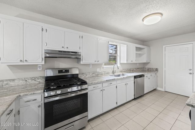 8131 Oakbrook Drive, Southaven, MS 38671