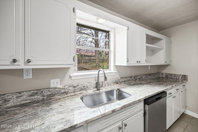 8131 Oakbrook Drive, Southaven, MS 38671