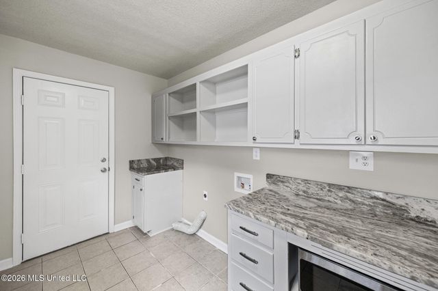 8131 Oakbrook Drive, Southaven, MS 38671