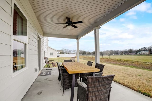 576 Nightengale Ridge Dr, Columbia, TN 38401