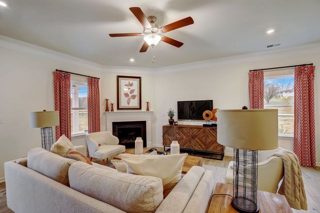 576 Nightengale Ridge Dr, Columbia, TN 38401