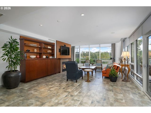 836 S CURRY St 102, Portland, OR 97239